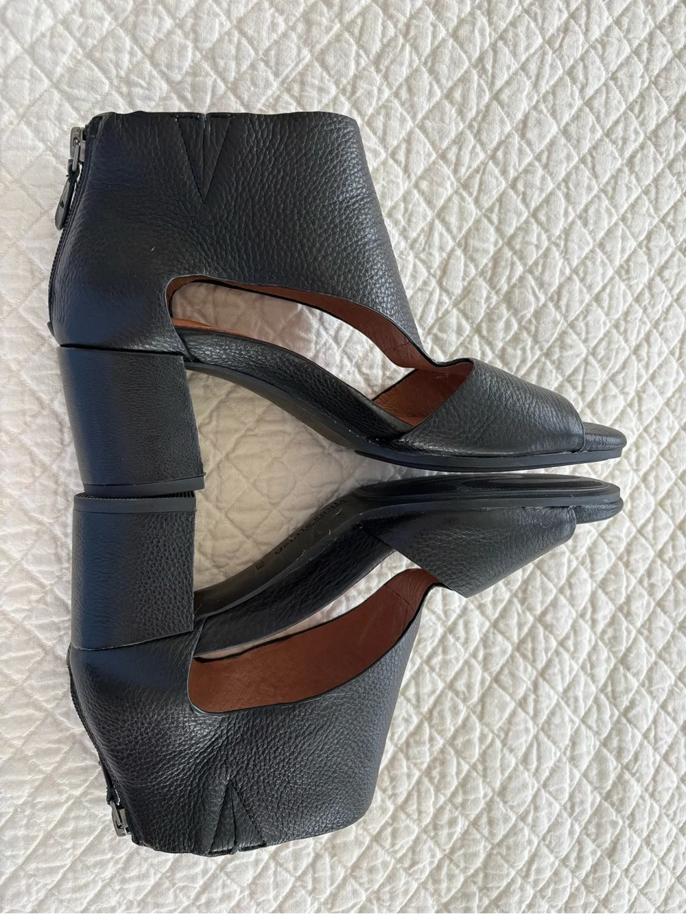 Kenneth Cole Gentle Souls Charlene Black Leather Roan Sandals Heels NWOT 7.5